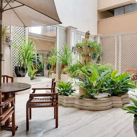 Aston Waikiki Beachside Hotel Exterior foto